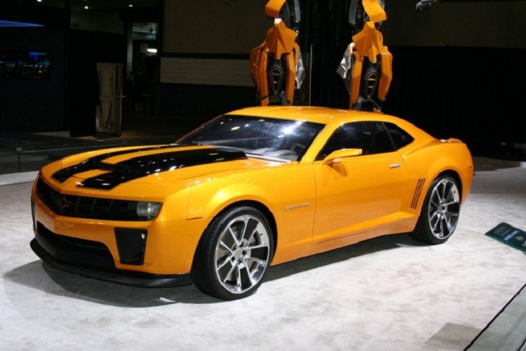 Chevrolet Camaro có nhiều fan hâm mộ nổi tiếng như tiền vệ Luis Nani của MU hay thủ thành Peter Cech của Chelsea. Giá chiếc xe khoảng 65 nghìn USD.